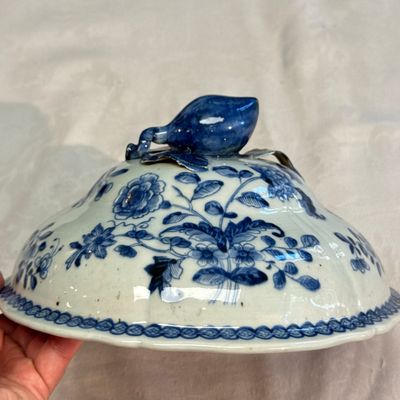 A pair of Chinese blue and white covered tureens with floral design — photo 58
