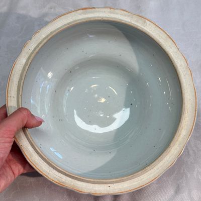A pair of Chinese blue and white covered tureens with floral design — photo 62
