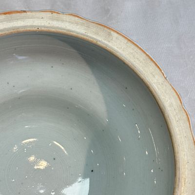 A pair of Chinese blue and white covered tureens with floral design — photo 65