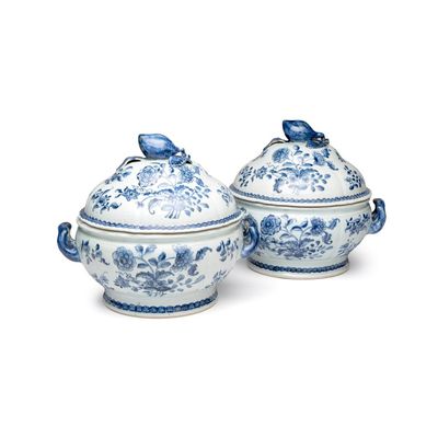 A pair of Chinese blue and white covered tureens with floral design, Qianlong