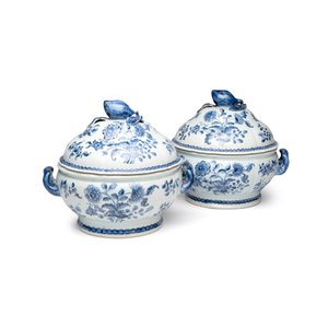 A pair of Chinese blue and white covered tureens with floral design — photo 1