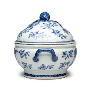 A pair of Chinese blue and white covered tureens with floral design — photo 11