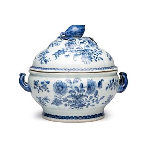 A pair of Chinese blue and white covered tureens with floral design — photo 12
