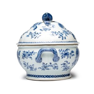 A pair of Chinese blue and white covered tureens with floral design — photo 13