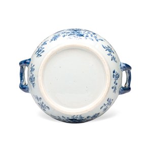 A pair of Chinese blue and white covered tureens with floral design — photo 15