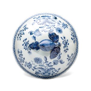 A pair of Chinese blue and white covered tureens with floral design — photo 16