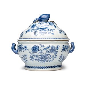 A pair of Chinese blue and white covered tureens with floral design — photo 2