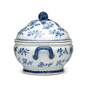 A pair of Chinese blue and white covered tureens with floral design — photo 3