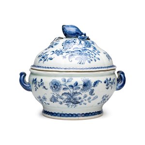 A pair of Chinese blue and white covered tureens with floral design — photo 4