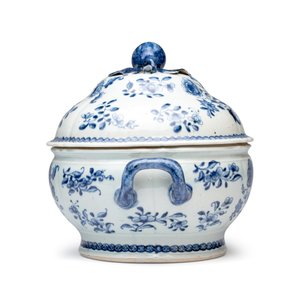 A pair of Chinese blue and white covered tureens with floral design — photo 5