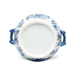 A pair of Chinese blue and white covered tureens with floral design — photo 7