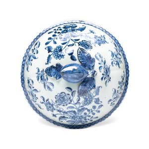 A pair of Chinese blue and white covered tureens with floral design — photo 8