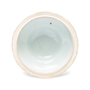 A pair of Chinese blue and white covered tureens with floral design — photo 9