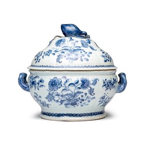 A pair of Chinese blue and white covered tureens with floral design — photo 10
