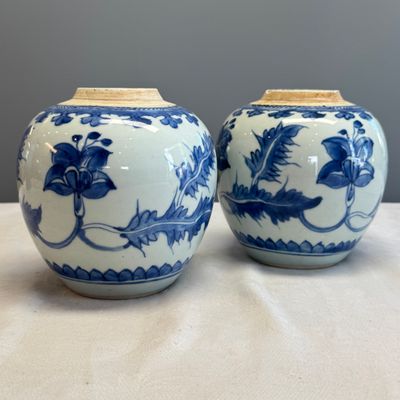 A pair of Chinese blue and white jars with floral design — photo 1