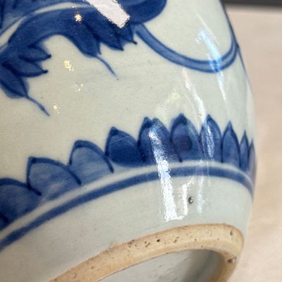 A pair of Chinese blue and white jars with floral design — photo 12