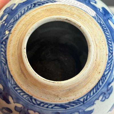 A pair of Chinese blue and white jars with floral design — photo 14