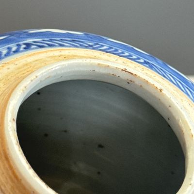 A pair of Chinese blue and white jars with floral design — photo 18