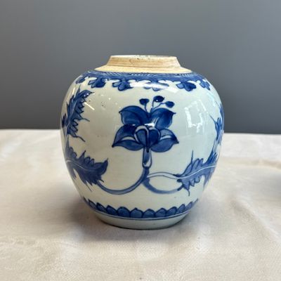 A pair of Chinese blue and white jars with floral design — photo 2