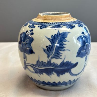 A pair of Chinese blue and white jars with floral design — photo 26