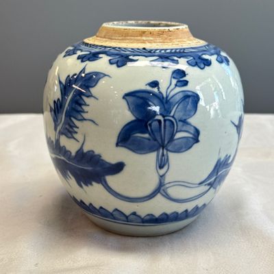 A pair of Chinese blue and white jars with floral design — photo 27