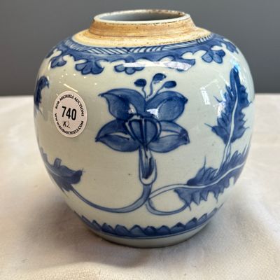 A pair of Chinese blue and white jars with floral design — photo 28