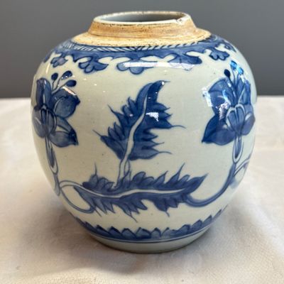A pair of Chinese blue and white jars with floral design — photo 29
