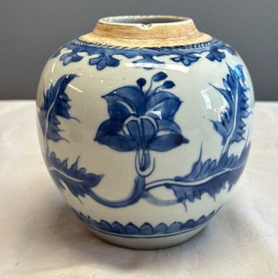 A pair of Chinese blue and white jars with floral design — photo 30