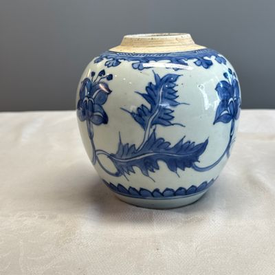 A pair of Chinese blue and white jars with floral design — photo 3