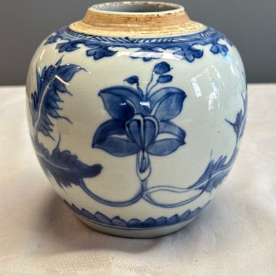 A pair of Chinese blue and white jars with floral design — photo 31