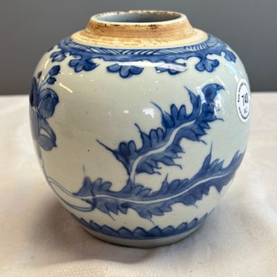 A pair of Chinese blue and white jars with floral design — photo 32