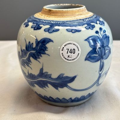 A pair of Chinese blue and white jars with floral design — photo 33