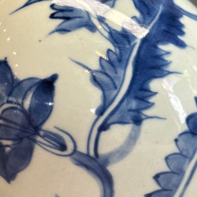 A pair of Chinese blue and white jars with floral design — photo 34