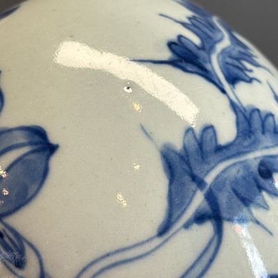 A pair of Chinese blue and white jars with floral design — photo 36