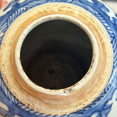 A pair of Chinese blue and white jars with floral design — photo 38