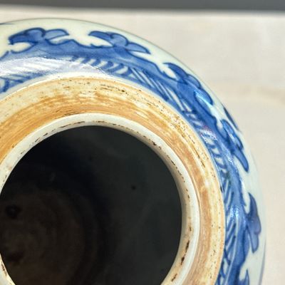 A pair of Chinese blue and white jars with floral design — photo 40