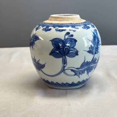 A pair of Chinese blue and white jars with floral design — photo 4