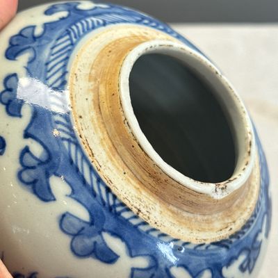 A pair of Chinese blue and white jars with floral design — photo 41