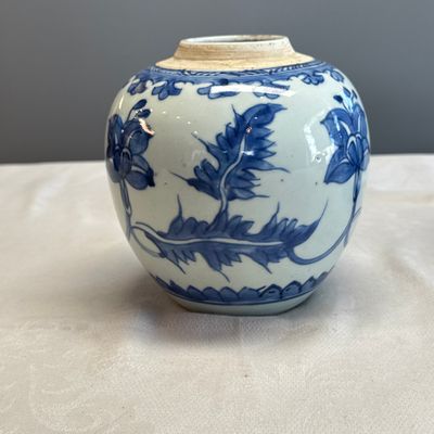 A pair of Chinese blue and white jars with floral design — photo 5