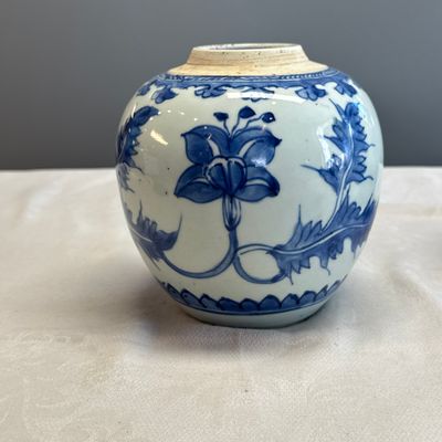 A pair of Chinese blue and white jars with floral design — photo 6