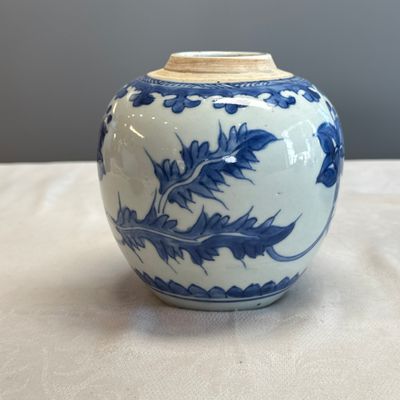 A pair of Chinese blue and white jars with floral design — photo 7