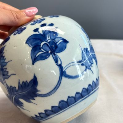 A pair of Chinese blue and white jars with floral design — photo 8