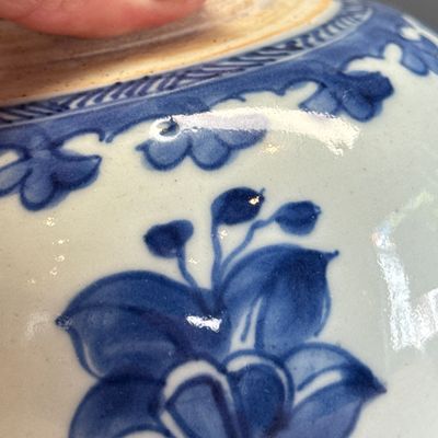 A pair of Chinese blue and white jars with floral design — photo 9