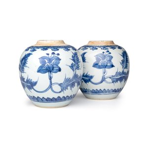 A pair of Chinese blue and white jars with floral design — photo 1