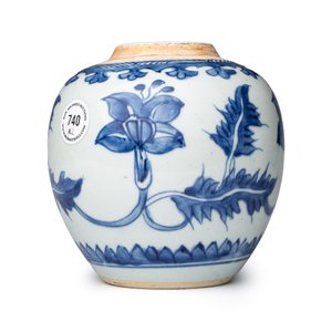 A pair of Chinese blue and white jars with floral design — photo 11