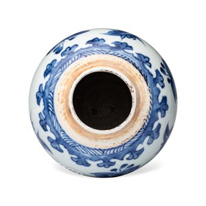 A pair of Chinese blue and white jars with floral design — photo 12