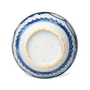 A pair of Chinese blue and white jars with floral design — photo 13