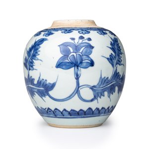 A pair of Chinese blue and white jars with floral design — photo 2