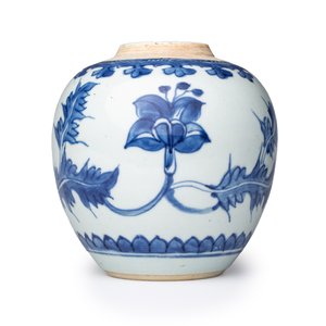 A pair of Chinese blue and white jars with floral design — photo 3