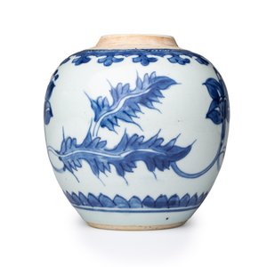 A pair of Chinese blue and white jars with floral design — photo 4